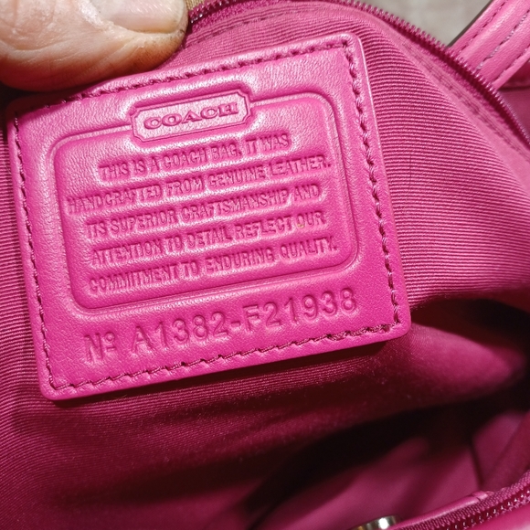 Coach perforated shoulder bag - Picture 10 of 10